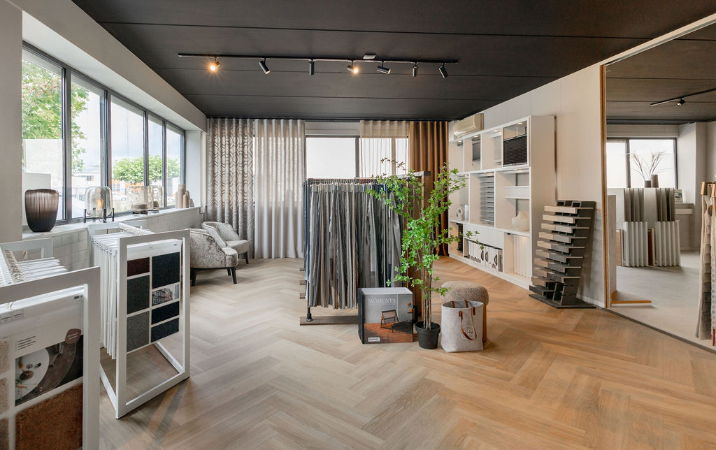 Showroom met visgraatvloer en raamdecoratie